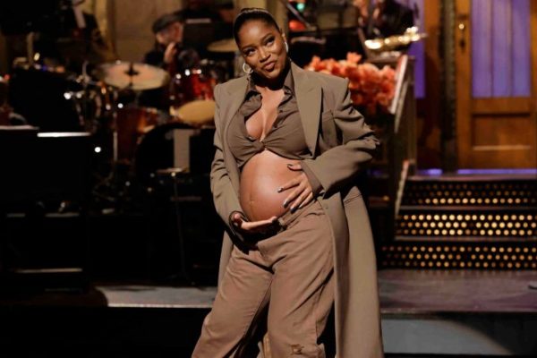 Keke Palmer is expecting a baby. The singer and actress, who is currently starring in the Broadway musical “The Book of Mormon,” revealed her pregnancy during her opening monologue on Saturday’s episode of “Saturday Night Live.”
